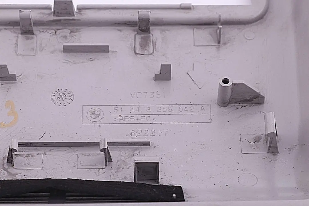 Trasero Cabezal Forro Cubierta Consola Panel Hellgrau 8258042 para BMW X5 E53 con número de pieza 8258038 BMW X5 E53 Trasero Cabezal Forro Cubierta Consola Panel Hellgrau 8258042 - SKU 8258038 - Número de pieza 8258038