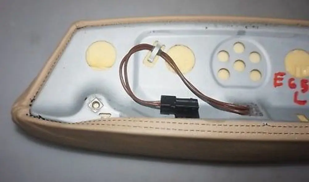 Reihe E60 E65 E66 E67 LCI Polsterteil Oberschenkelauflage für BMW 5 7 mit Teilenummer 8259798 BMW 5 7 Reihe E60 E65 E66 E67 LCI Polsterteil Oberschenkelauflage - SKU 8259798 - Teilenummer 8259798