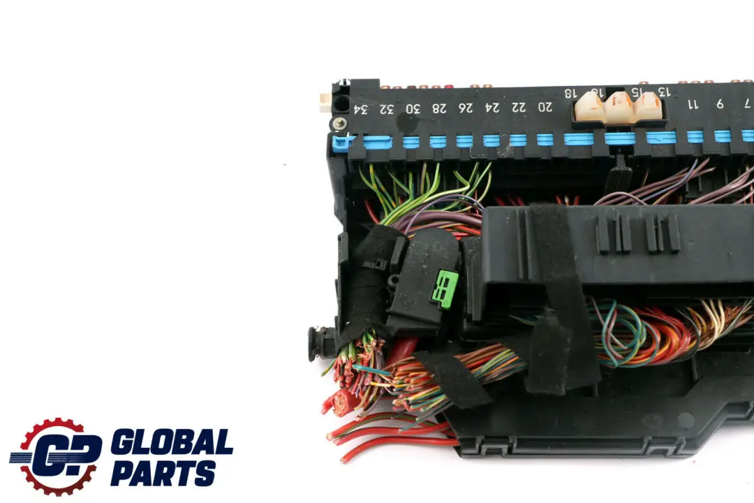 BMW E46 X3 E83 Caja De distribucion De fusibles - SKU 8364530 - Número de pieza 8364530
