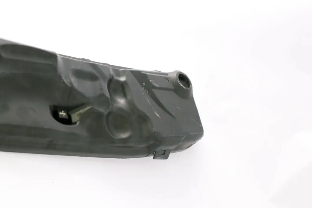 Cubierta del Microfiltro De Aire Inferior Pieza para BMW E46 con número de pieza 8370066 BMW E46 Cubierta del Microfiltro De Aire Inferior Pieza - SKU 8370066 - Número de pieza 8370066