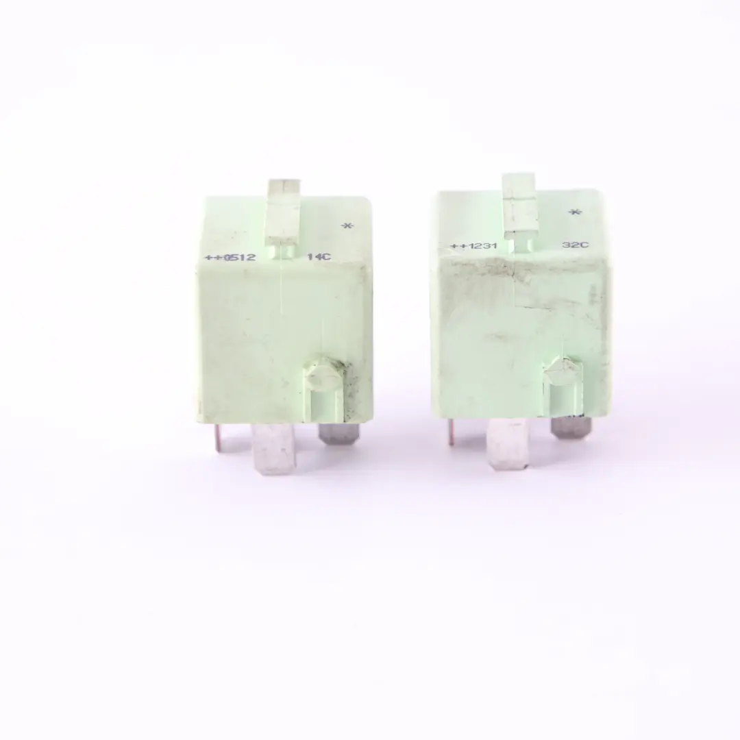 2X Relé Hacer Contacto Blanco Verde Set para BMW E60 E63 E87 E90 E91 con número de pieza 8373700 BMW E60 E63 E87 E90 E91 2X Relé Hacer Contacto Blanco Verde Set - SKU 8373700-1 - Número de pieza 8373700