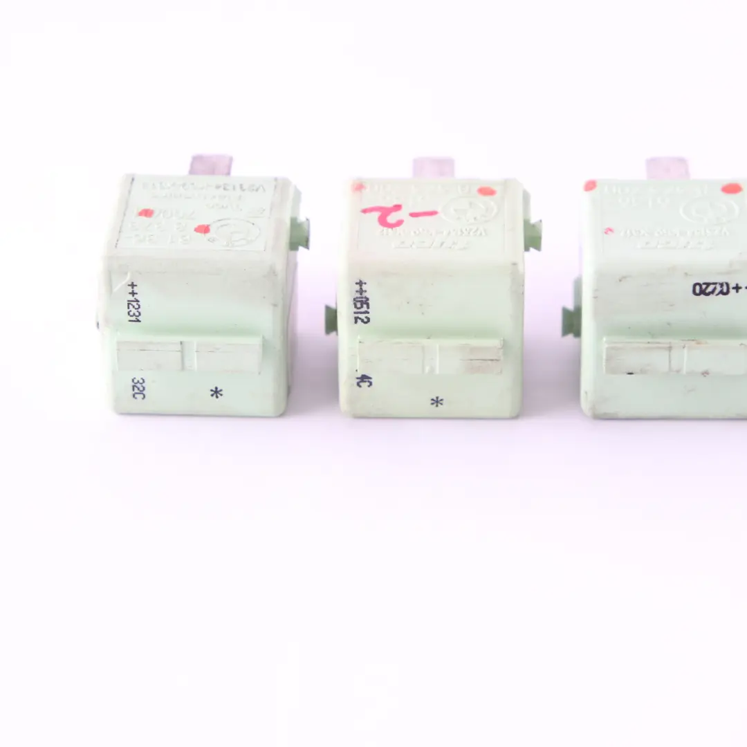 4X Relè Fare Contatto Bianco Verde Set per BMW E60 E63 E87 E90 E91 con numero di parte 8373700 BMW E60 E63 E87 E90 E91 4X Relè Fare Contatto Bianco Verde Set - SKU 8373700-2 - Numero di parte 8373700