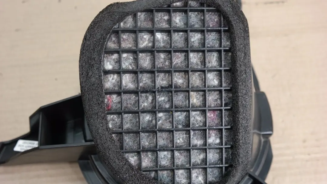 Carcasa altavoz izquierdo sistema audio HiFi trasero para BMW E46 Touring con número de pieza 65138381561 BMW E46 Touring Carcasa altavoz izquierdo sistema audio HiFi trasero - SKU 8381561 - Número de pieza 65138381561