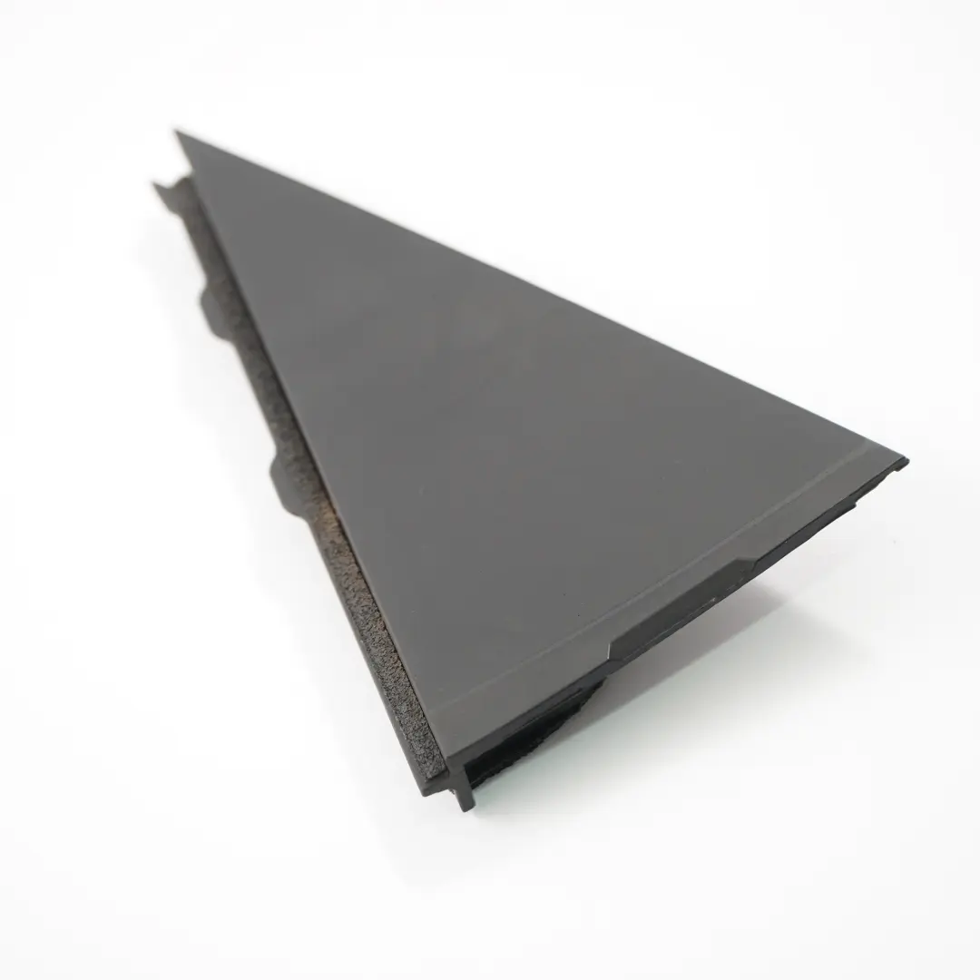 C-Pillar Tapa Puerta Trasera Derecha Triángulo Negro para Kia Ceed con número de pieza 83840-1H000 Kia Ceed C-Pillar Tapa Puerta Trasera Derecha Triángulo Negro - SKU 83840-1H000 - Número de pieza 83840-1H000