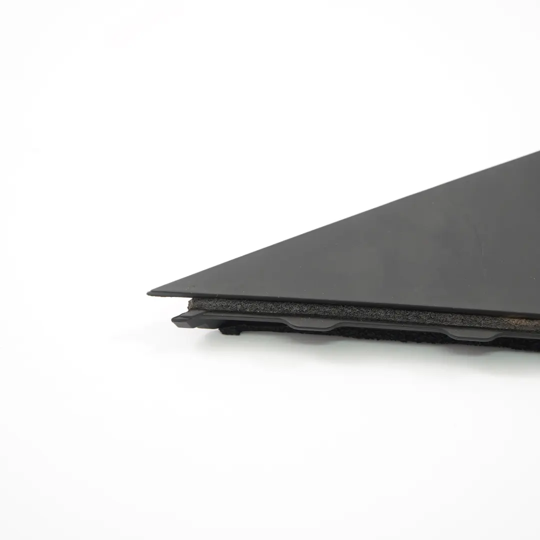 C-Pillar Tapa Puerta Trasera Derecha Triángulo Negro para Kia Ceed con número de pieza 83840-1H000 Kia Ceed C-Pillar Tapa Puerta Trasera Derecha Triángulo Negro - SKU 83840-1H000 - Número de pieza 83840-1H000