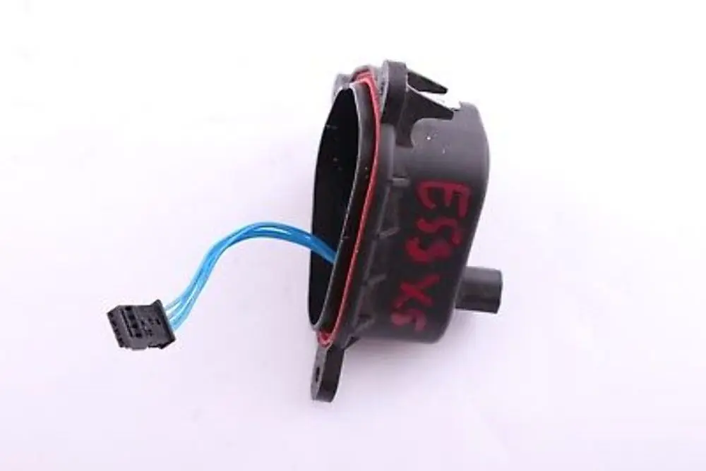 Pokrywa dekiel dekielek świateł 151832 do BMW E53 X5 o numerze 8386707 BMW E53 X5 Pokrywa dekiel dekielek świateł 151832 - SKU 8386707 - Numer Części 8386707