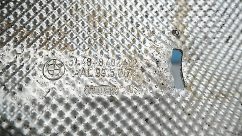 Anteriore Destro Heat Scudo Insulation O/S 7118314 per BMW X5 Serie E53 con numero di parte 51488402422 BMW X5 Serie E53 Anteriore Destro Heat Scudo Insulation O/S 7118314 - SKU 8402422 - Numero di parte 51488402422