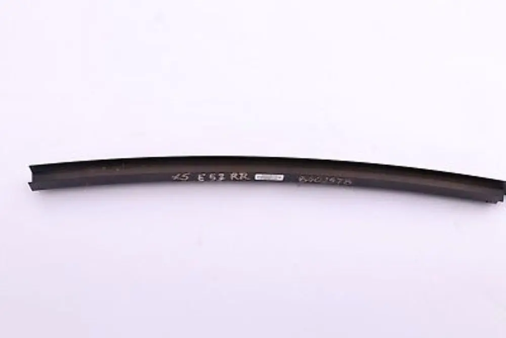 Barre de Guidage de Fenetre Droite Noir 5134 pour BMW X5 E53 à propos du numéro de pièce 8402578 BMW X5 E53 Barre de Guidage de Fenetre Droite Noir 5134 - SKU 8402578 - Numéro de pièce 8402578