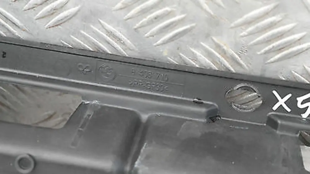 MONTAJE LATERAL DERECHO FALDÓN CUBRE UMBRAL DE PUERTA 5171 para BMW X5 E53 con número de pieza 51718408710 BMW X5 E53 MONTAJE LATERAL DERECHO FALDÓN CUBRE UMBRAL DE PUERTA 5171 - SKU 8408710 - Número de pieza 51718408710