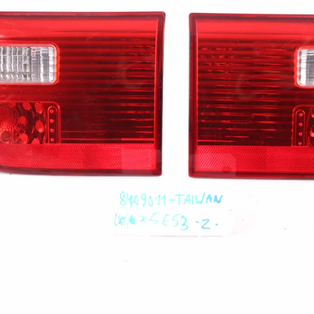 Lampy Tył Klapy TAIWAN Zestaw do BMW X5 E53 o numerze 8409011 BMW X5 E53 Lampy Tył Klapy TAIWAN Zestaw - SKU 8409011-TAIWAN - Numer Części 8409011