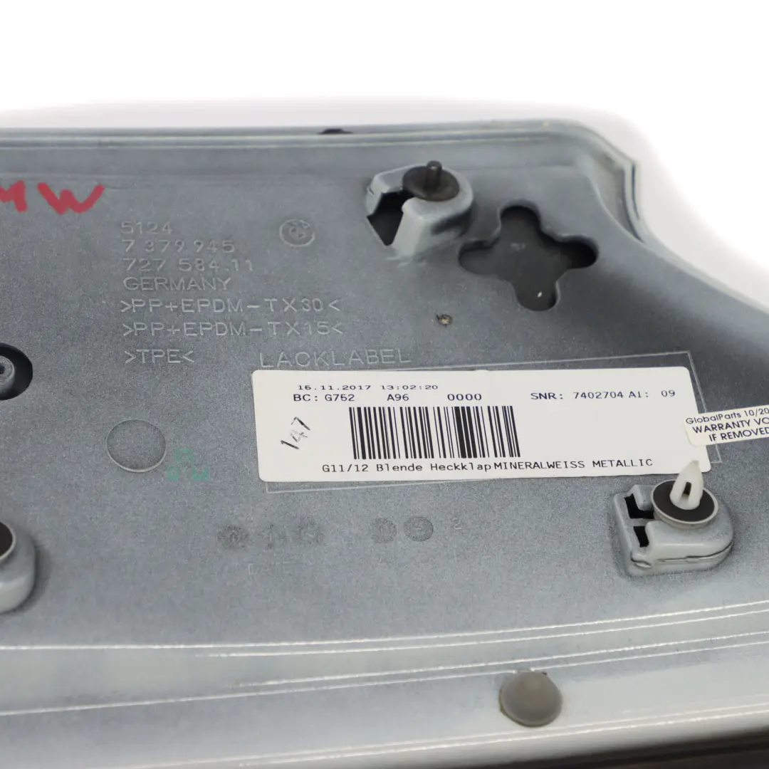 Kofferraum klappe Kennzeichen halter Zierleiste Mineralweiß A96 7379945 für BMW G11 mit Teilenummer 8491772 BMW G11 Kofferraum klappe Kennzeichen halter Zierleiste Mineralweiß A96 7379945 - SKU 8491772-MW - Teilenummer 8491772