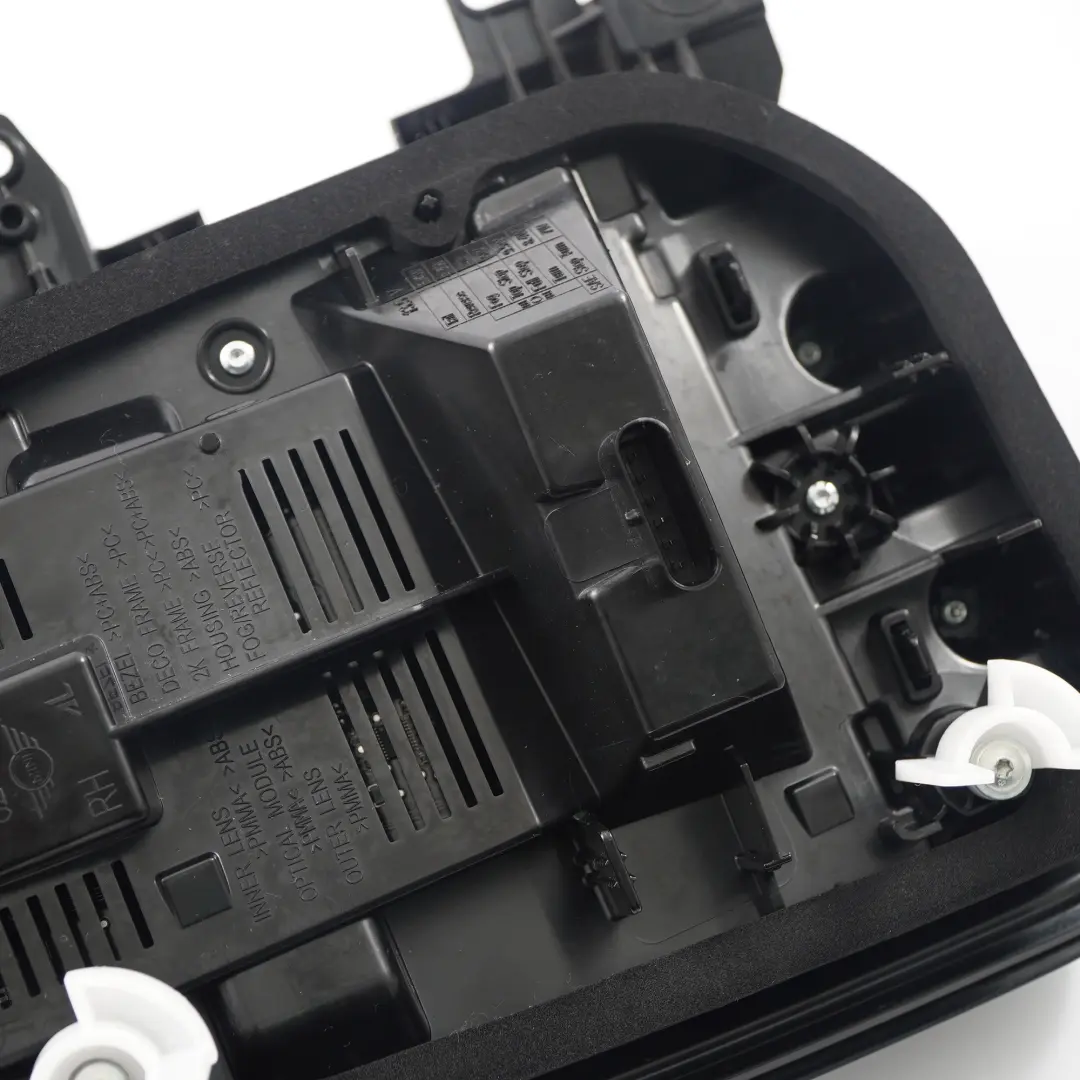 Feu arrière droit Ligne noire Panneau latéral Feu arrière pour Mini F60 LCI à propos du numéro de pièce 8492478 Mini F60 LCI Feu arrière droit Ligne noire Panneau latéral Feu arrière - SKU 8492478 - Numéro de pièce 8492478