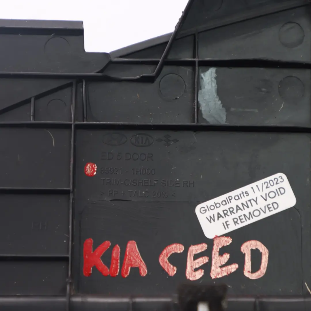 Montante C bagagliaio posteriore destro nero per Kia Ceed ED 5 porte con numero di parte 85921-1H000 Kia Ceed ED 5 porte Montante C bagagliaio posteriore destro nero - SKU 85921-1H000 - Numero di parte 85921-1H000