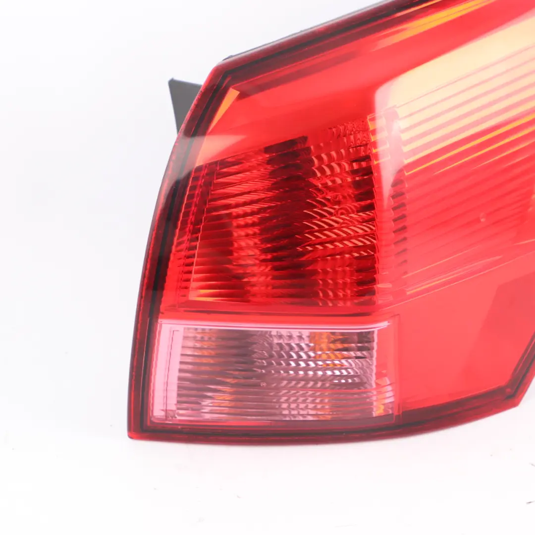 Quashqai J10 MK1 Rear Lamp Right O/S Tail Light Side Panel to Nissan with Part number 89071062 Nissan Quashqai J10 MK1 Rear Lamp Right O/S Tail Light Side Panel - SKU 89071062 - Part number 89071062