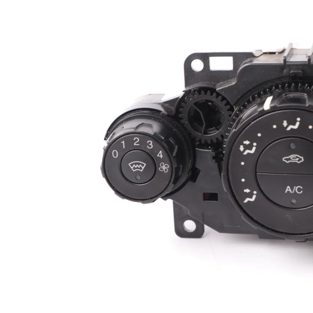 Klimaanlage Panel Heizung Klimasteuergerät für Ford Fiesta MK7 mit Teilenummer 8A6119980BE Ford Fiesta MK7 Klimaanlage Panel Heizung Klimasteuergerät - SKU 8A6119980BE - Teilenummer 8A6119980BE