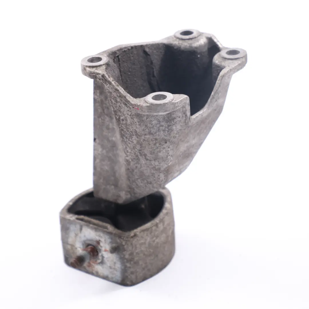 Supporto cambio Supporto trasmissione per VW Passat B5 con numero di parte 8D0399113AB VW Passat B5 Supporto cambio Supporto trasmissione - SKU 8D0399113AB - Numero di parte 8D0399113AB