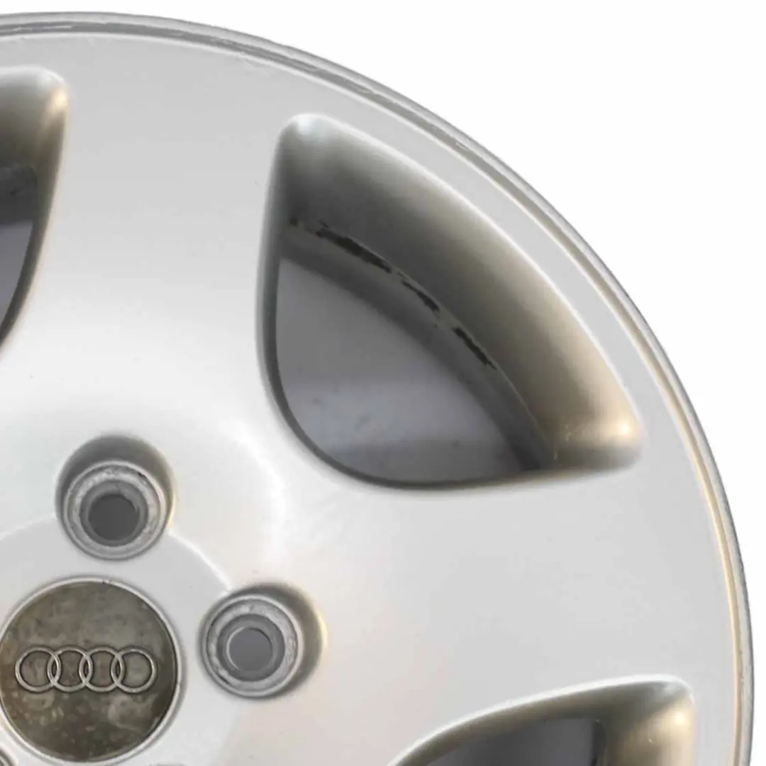 Cerchio in lega argento 16" ET:45 7J per Audi A6 C5 con numero di parte 8D0601025C Audi A6 C5 Cerchio in lega argento 16" ET:45 7J - SKU 8D0601025C-1 - Numero di parte 8D0601025C