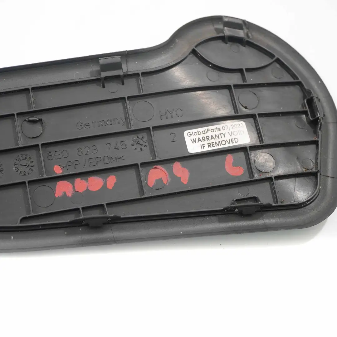 Coperchio lavavetro Parabrezza Cap Flap Sinistro per Audi A4 B7 con numero di parte 8E0823745 Audi A4 B7 Coperchio lavavetro Parabrezza Cap Flap Sinistro - SKU 8E0823745 - Numero di parte 8E0823745