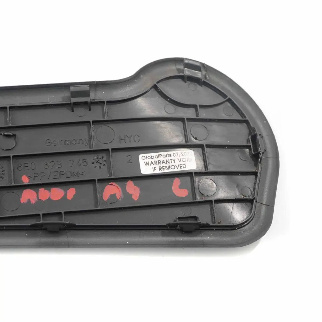 Audi A4 B7 Couvercle de lave-glace Capot de pare-brise gauche - SKU 8E0823745 - Numéro de pièce 8E0823745