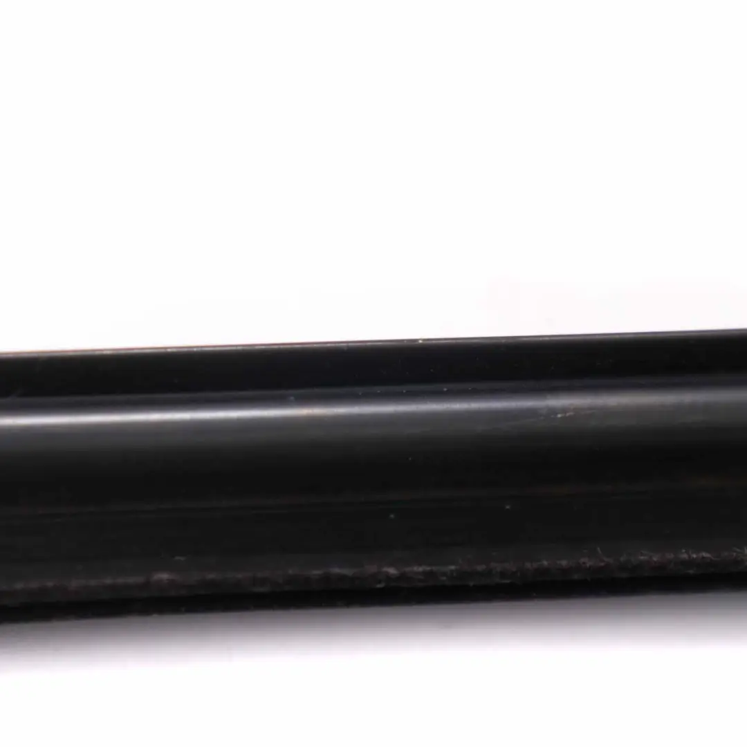 Guarnizione Finestra Porta Anteriore Destra Striscia per Audi A4 B7 con numero di parte 8E0837480 Audi A4 B7 Guarnizione Finestra Porta Anteriore Destra Striscia - SKU 8E0837480 - Numero di parte 8E0837480