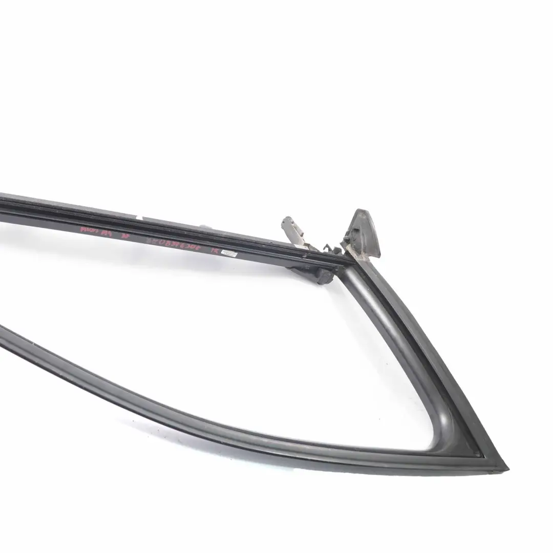 Guarnizione Finestrino Porta Anteriore Destra Telaio per Audi A4 B7 con numero di parte 8E0837630E Audi A4 B7 Guarnizione Finestrino Porta Anteriore Destra Telaio - SKU 8E0837630E - Numero di parte 8E0837630E