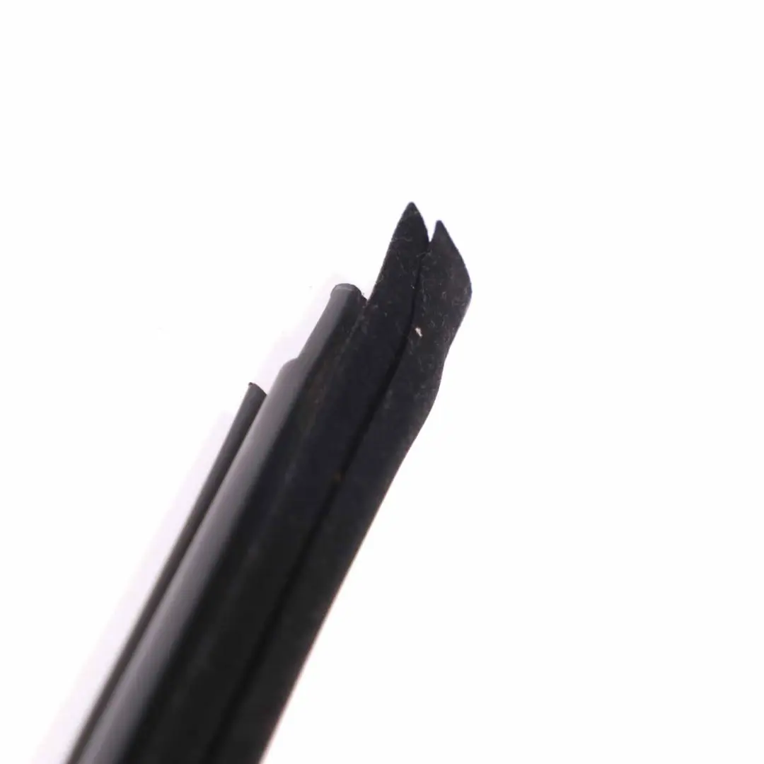 Joint de vitre porte arriere droite Joint d'étanchéité pour Audi A4 B7 à propos du numéro de pièce 8E0839480 Audi A4 B7 Joint de vitre porte arriere droite Joint d'étanchéité - SKU 8E0839480 - Numéro de pièce 8E0839480