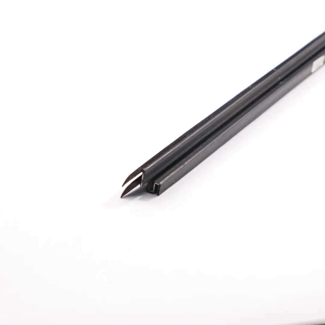 Joint de vitre porte arriere droite Joint d'étanchéité pour Audi A4 B7 à propos du numéro de pièce 8E0839480 Audi A4 B7 Joint de vitre porte arriere droite Joint d'étanchéité - SKU 8E0839480 - Numéro de pièce 8E0839480