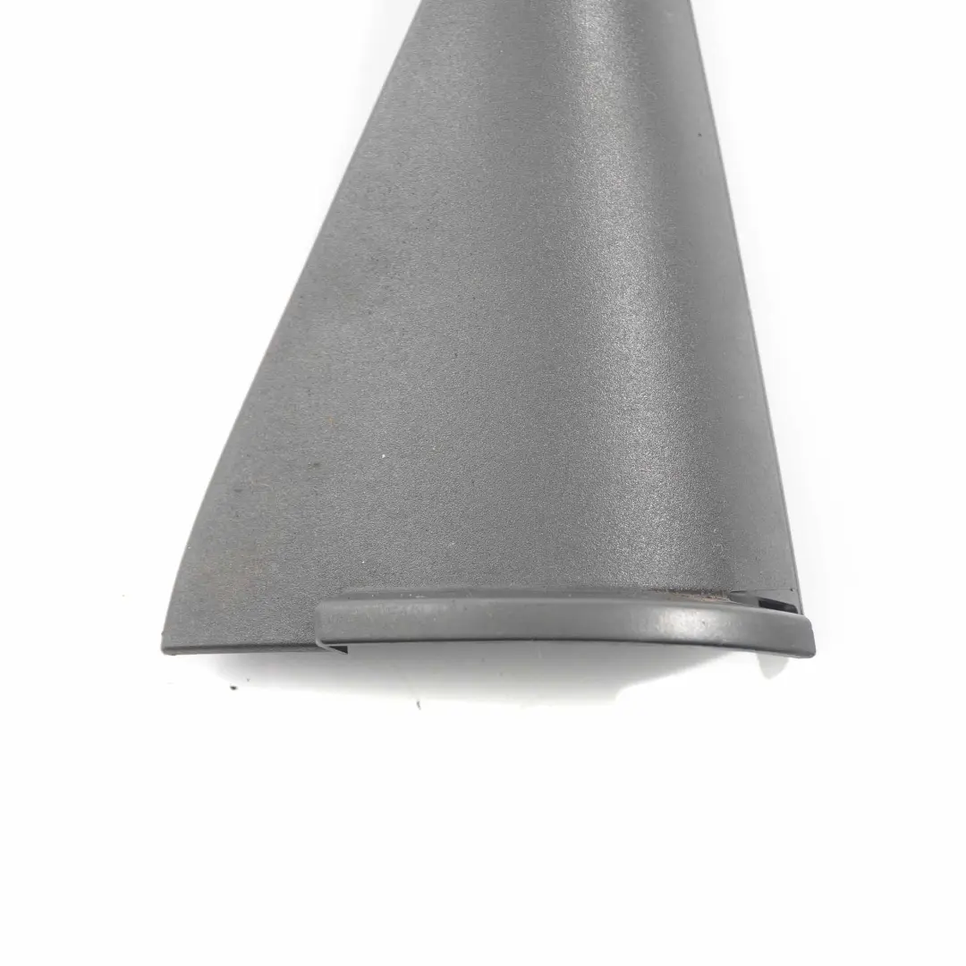 Triángulo Embellecedor Puerta Trasera Izquierda Negro para Audi A4 B7 con número de pieza 8E0857569 Audi A4 B7 Triángulo Embellecedor Puerta Trasera Izquierda Negro - SKU 8E0857569 - Número de pieza 8E0857569