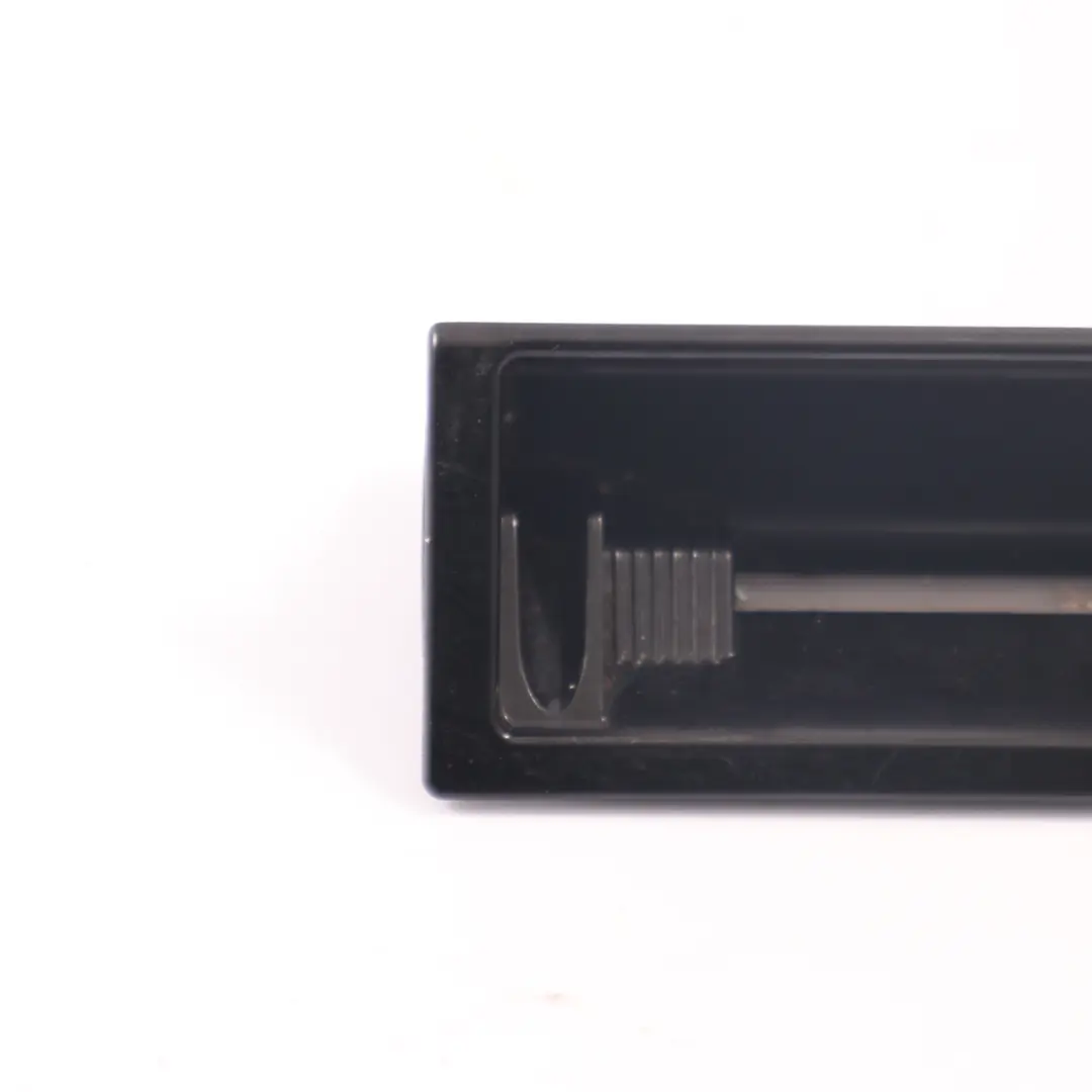 Aschenbecher Mittelkonsole einfügen Lagerung für Audi A4 B7 mit Teilenummer 8K0857989 Audi A4 B7 Aschenbecher Mittelkonsole einfügen Lagerung - SKU 8E0857989B - Teilenummer 8K0857989