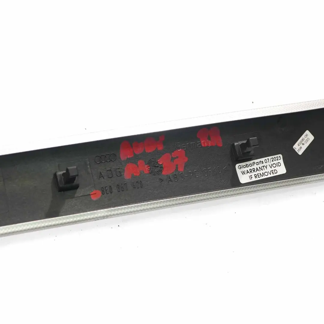 Audi A4 B7 Tapa de la puerta trasera derecha Aluminio cepillado - SKU 8E0867420 - Número de pieza 8E0867420