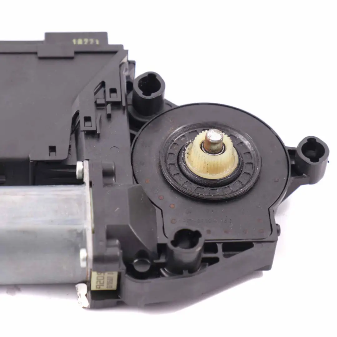 Motore Alzacristalli Porta Anteriore Sinistra Azionamento per Audi A4 B7 con numero di parte 8E2959801F Audi A4 B7 Motore Alzacristalli Porta Anteriore Sinistra Azionamento - SKU 8E2959801F - Numero di parte 8E2959801F