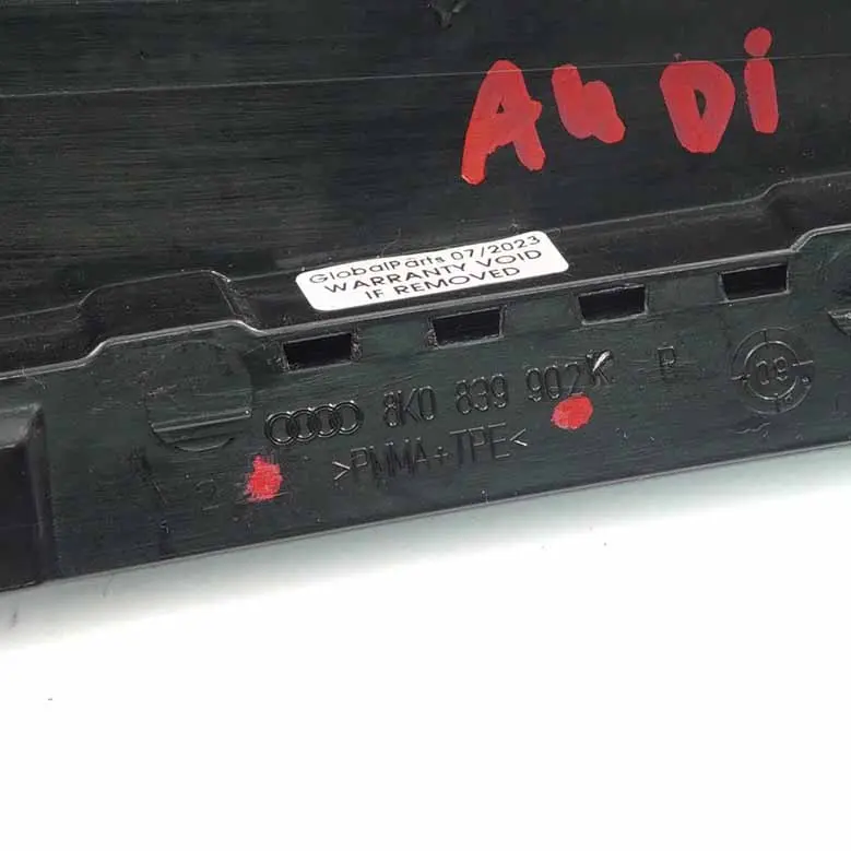 Montante Porta Posteriore Destra Striscia Decorativa Nera per Audi A4 B8 con numero di parte 8K0839902 Audi A4 B8 Montante Porta Posteriore Destra Striscia Decorativa Nera - SKU 8K0839902 - Numero di parte 8K0839902