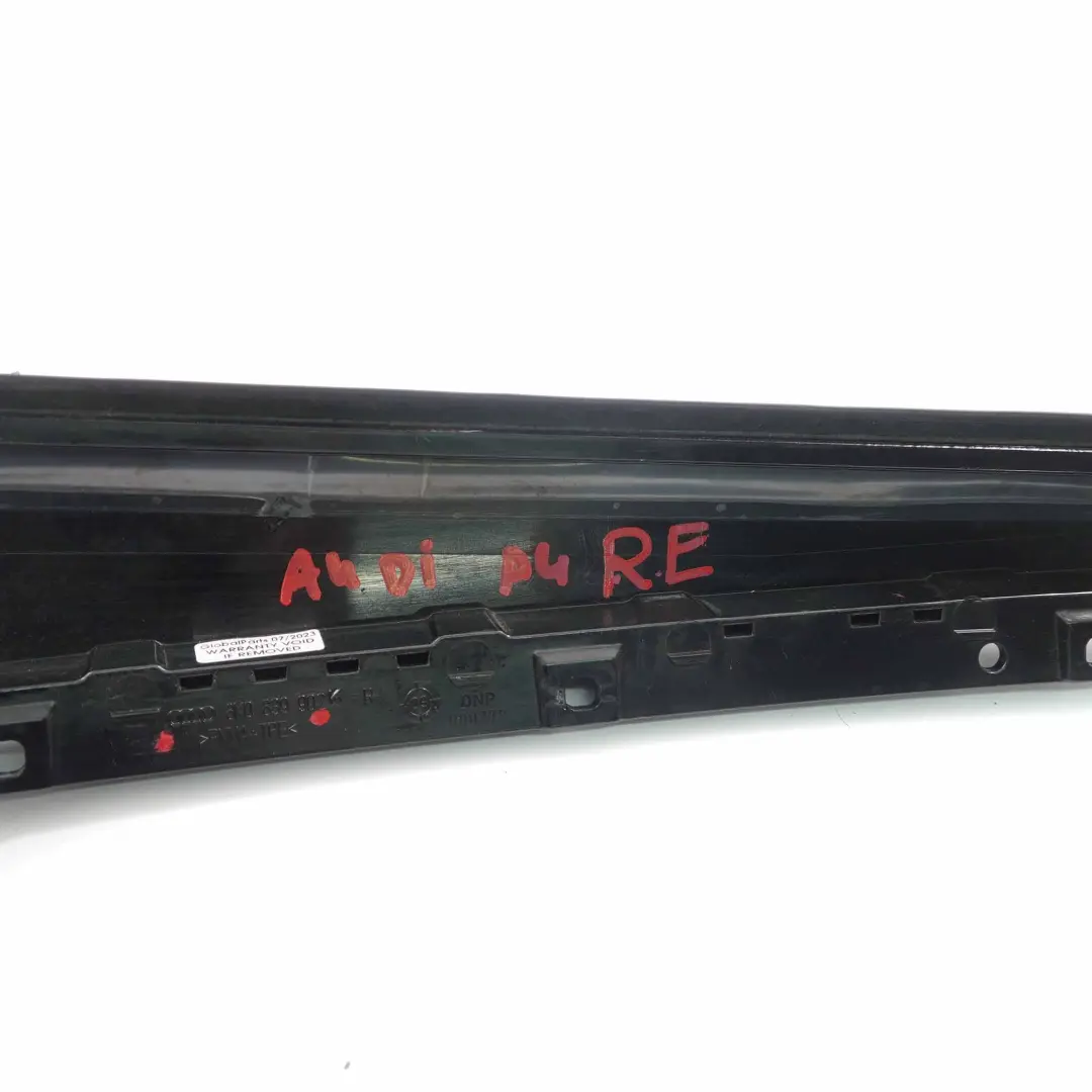 Montante Porta Posteriore Destra Striscia Decorativa Nera per Audi A4 B8 con numero di parte 8K0839902 Audi A4 B8 Montante Porta Posteriore Destra Striscia Decorativa Nera - SKU 8K0839902 - Numero di parte 8K0839902