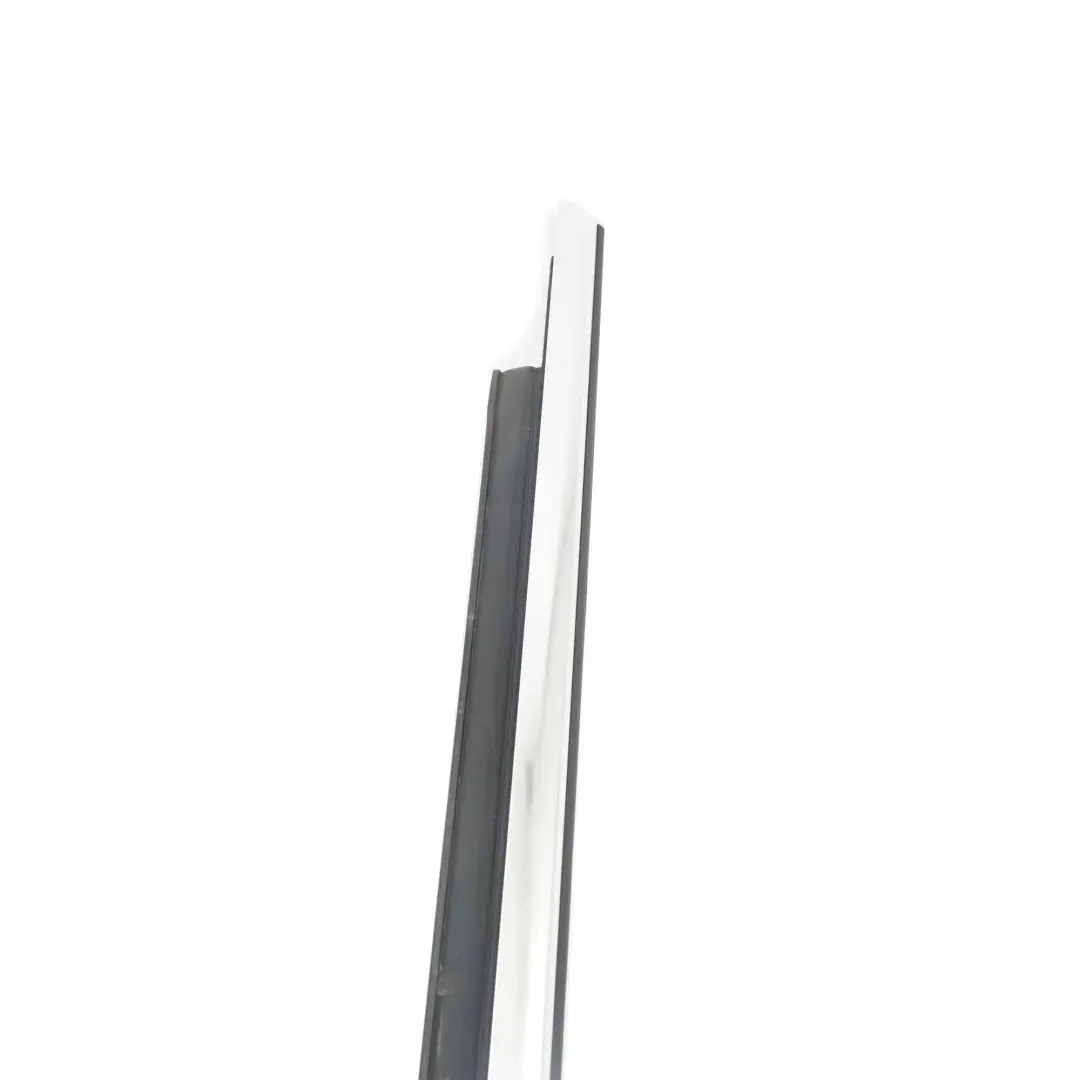 Ventana Sello Puerta Trasera Izquierda Moldura Cromada para Audi A4 B8 con número de pieza 8K0853763 Audi A4 B8 Ventana Sello Puerta Trasera Izquierda Moldura Cromada - SKU 8K0853763 - Número de pieza 8K0853763