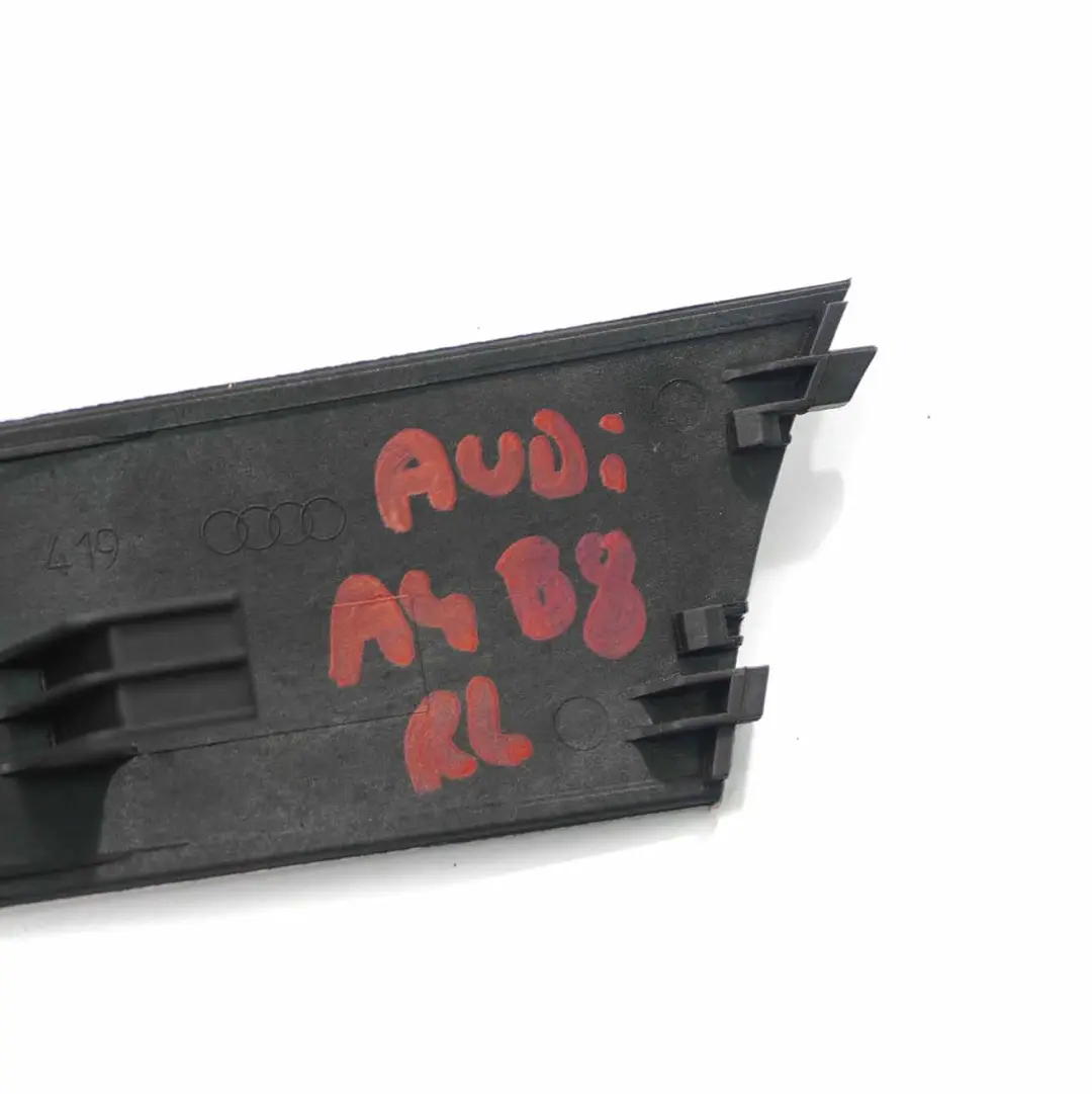 Listwa Boczka Lewy Tył Aluminium do Audi A4 o numerze 8K0867419 Audi A4 Listwa Boczka Lewy Tył Aluminium - SKU 8K0867419 - Numer Części 8K0867419