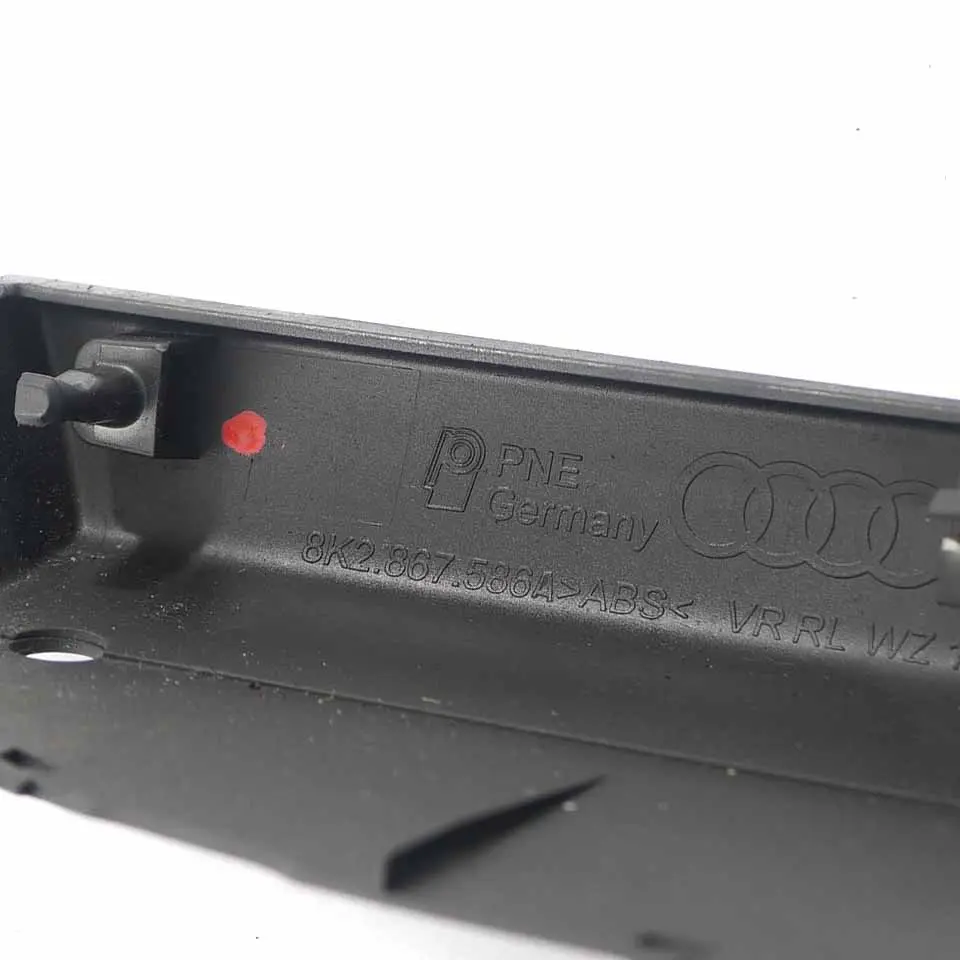 Scheda Porta Bracciolo Pannello Anteriore Destro Nero per Audi A4 B8 con numero di parte 8K2867586A Audi A4 B8 Scheda Porta Bracciolo Pannello Anteriore Destro Nero - SKU 8K2867586A - Numero di parte 8K2867586A