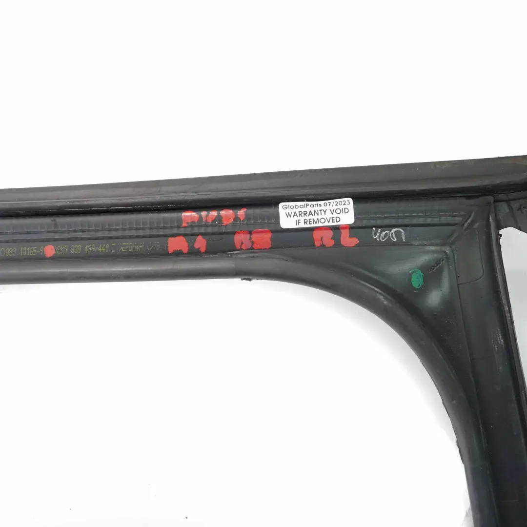Guarnizione finestrino porta posteriore sinistra per Audi A4 B8 Avant con numero di parte 8K9839439 Audi A4 B8 Avant Guarnizione finestrino porta posteriore sinistra - SKU 8K9839439 - Numero di parte 8K9839439