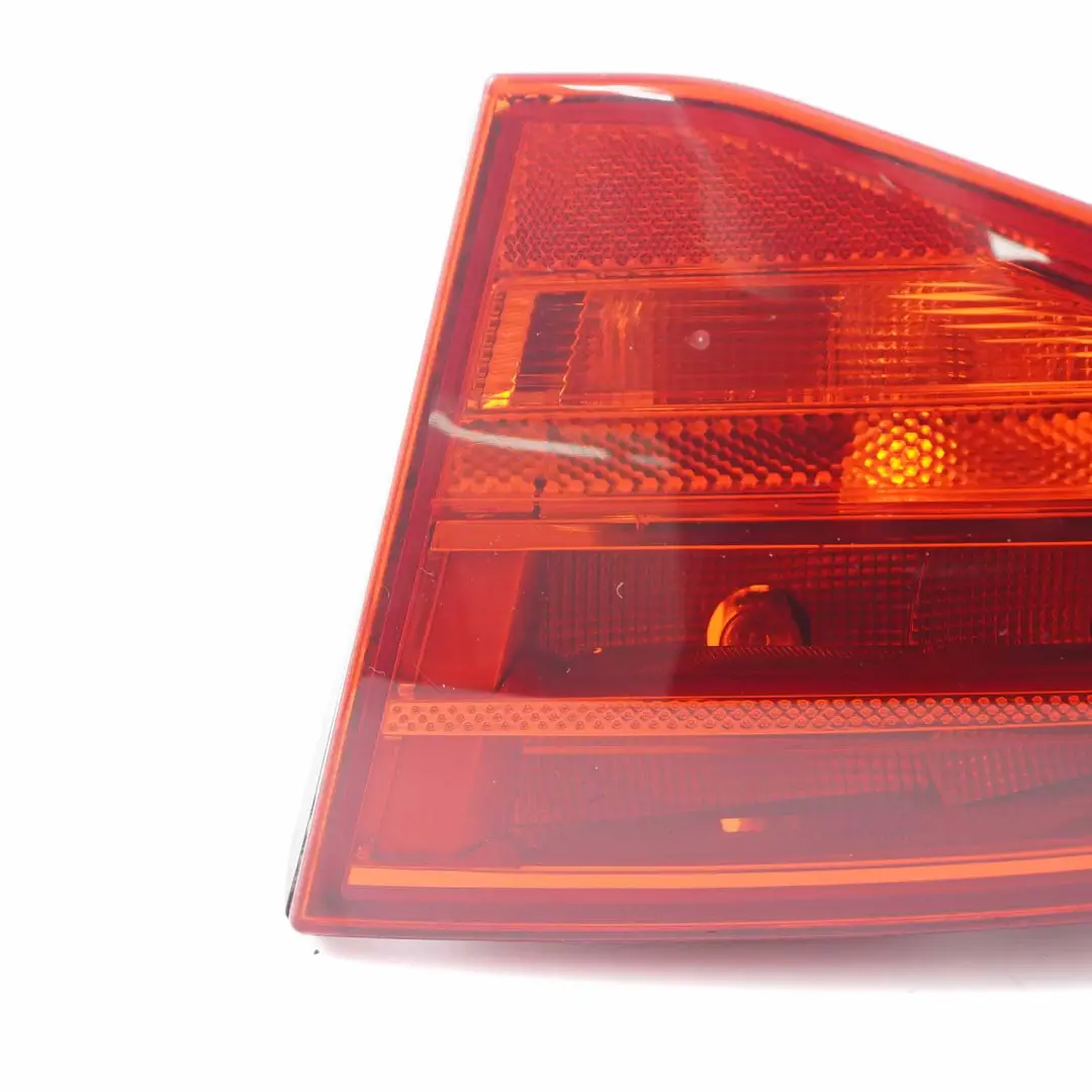 Lampa Klapy Bagażnika Prawy Tył Tylna do Audi A4 B8 Kombi o numerze 8K9945094 Audi A4 B8 Kombi Lampa Klapy Bagażnika Prawy Tył Tylna - SKU 8K9945094 - Numer Części 8K9945094