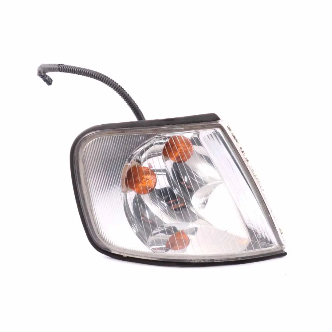 8L Lampa Kierunkowskazu Przód Prawy do Audi A3 o numerze 8L0953050 Audi A3 8L Lampa Kierunkowskazu Przód Prawy - SKU 8L0953050 - Numer Części 8L0953050