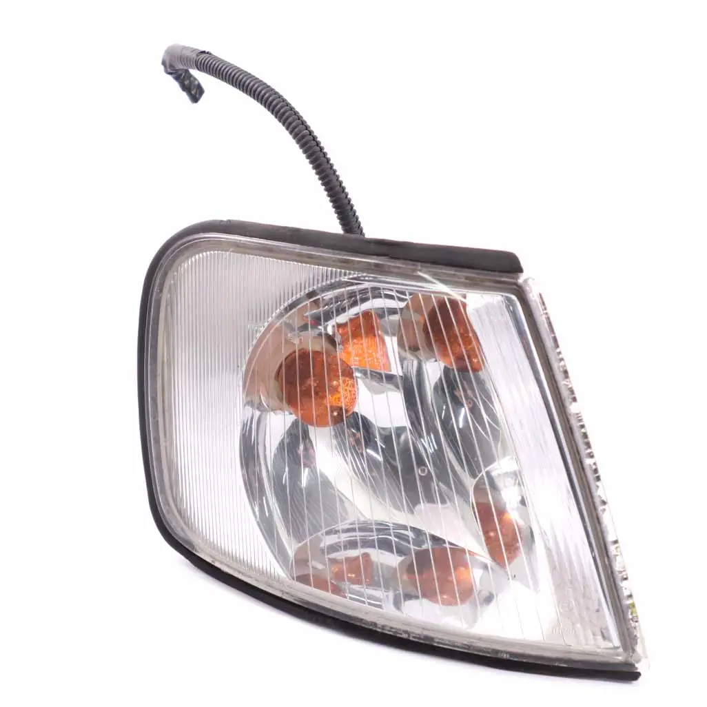 8L Lampa Kierunkowskazu Przód Prawy do Audi A3 o numerze 8L0953050 Audi A3 8L Lampa Kierunkowskazu Przód Prawy - SKU 8L0953050 - Numer Części 8L0953050