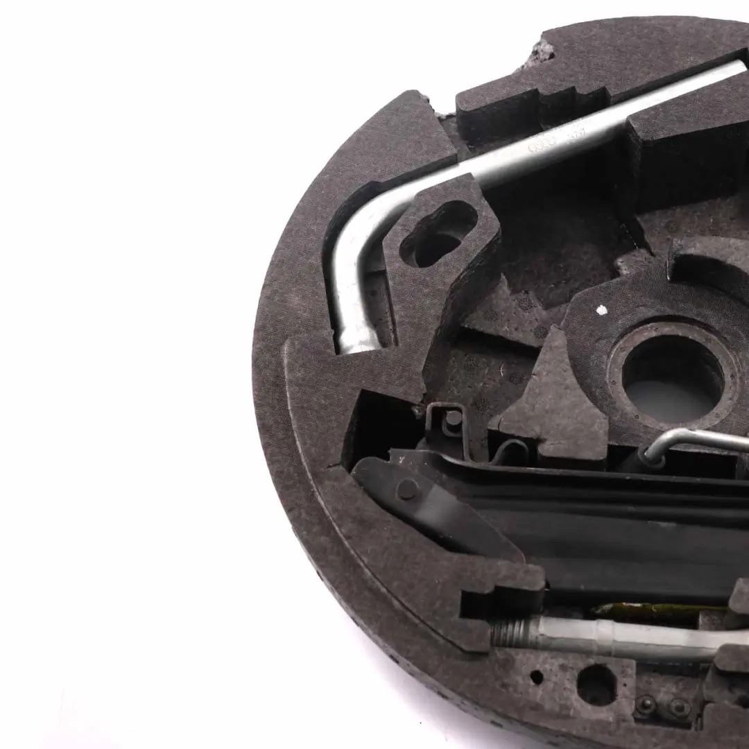Supporto ruota di scorta Kit attrezzi per il sollevamento per Audi A3 8P con numero di parte 8P0012109E Audi A3 8P Supporto ruota di scorta Kit attrezzi per il sollevamento - SKU 8P0012109E - Numero di parte 8P0012109E