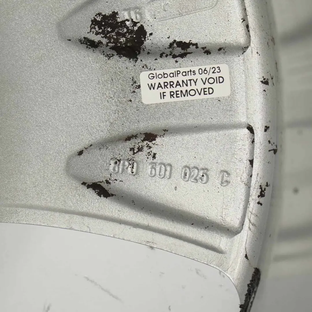 Jante argentée en alliage 17" ET:56 7,5J pour Audi A3 8P à propos du numéro de pièce 8P0601025C Audi A3 8P Jante argentée en alliage 17" ET:56 7,5J - SKU 8P0601025C-1 - Numéro de pièce 8P0601025C