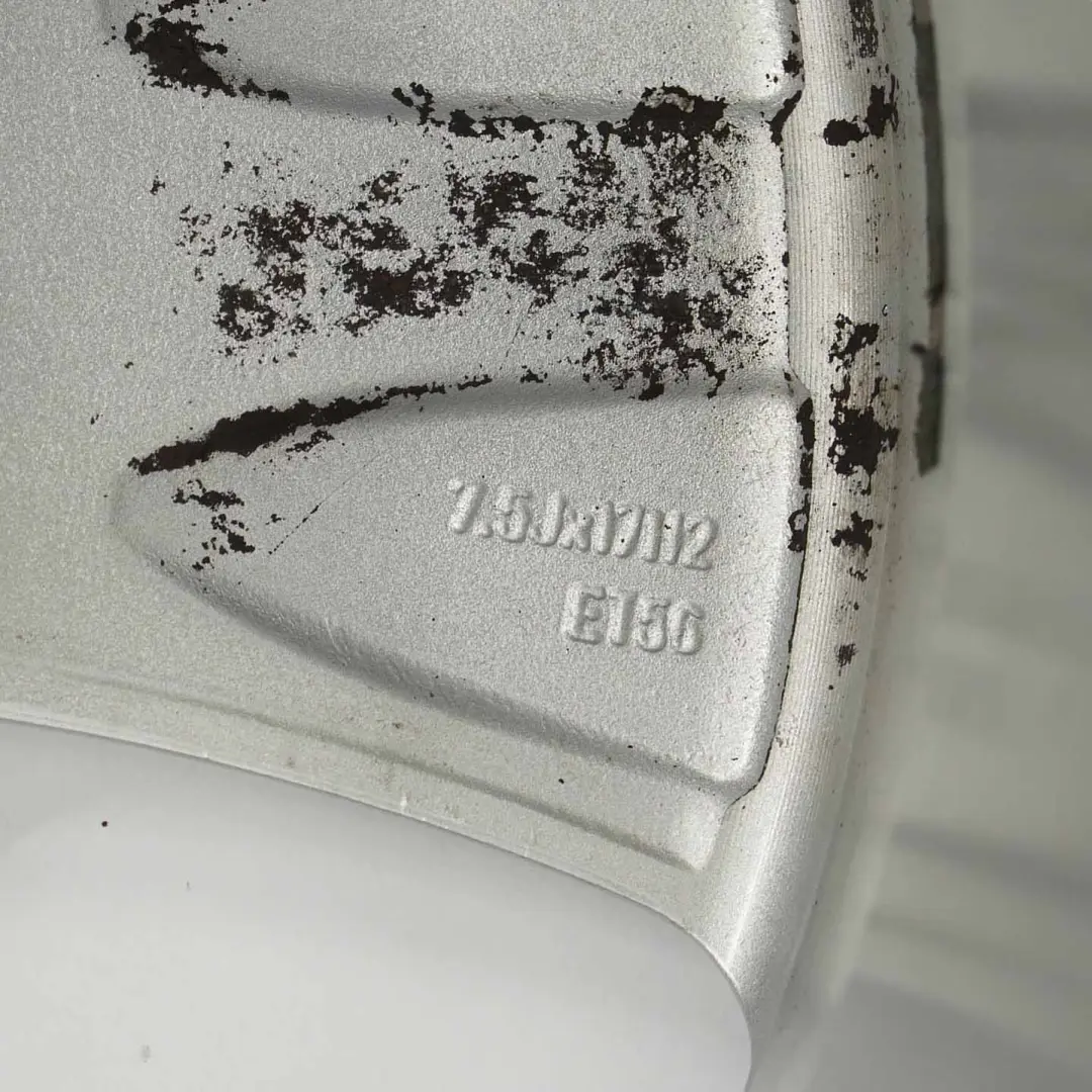 Jante argentée en alliage 17" ET:56 7,5J pour Audi A3 8P à propos du numéro de pièce 8P0601025C Audi A3 8P Jante argentée en alliage 17" ET:56 7,5J - SKU 8P0601025C-1 - Numéro de pièce 8P0601025C
