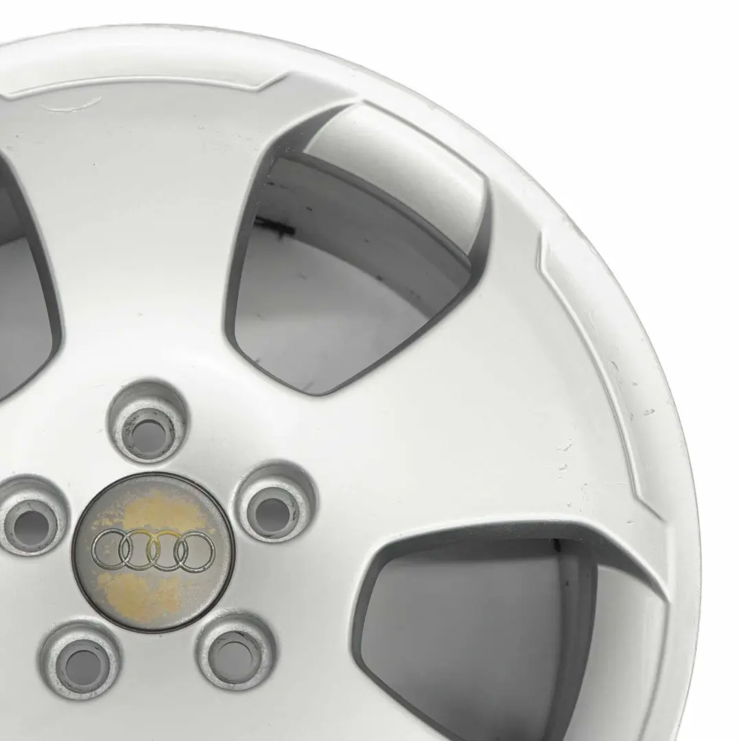 Jante argentée en alliage 17" ET:56 7,5J pour Audi A3 8P à propos du numéro de pièce 8P0601025C Audi A3 8P Jante argentée en alliage 17" ET:56 7,5J - SKU 8P0601025C-1 - Numéro de pièce 8P0601025C