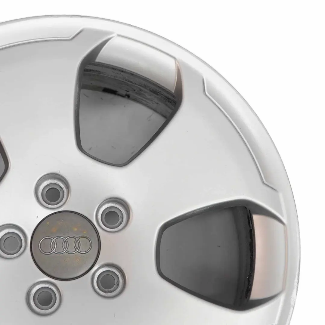 Jante argentée en alliage 17" ET:56 7,5J pour Audi A3 8P à propos du numéro de pièce 8P0601025C Audi A3 8P Jante argentée en alliage 17" ET:56 7,5J - SKU 8P0601025C-2 - Numéro de pièce 8P0601025C