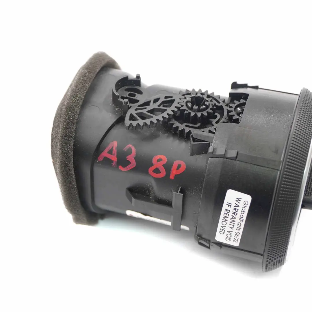 Kratka Nawiewu Deski Rozdzielczej do Audi A3 8P o numerze 8P0820901A Audi A3 8P Kratka Nawiewu Deski Rozdzielczej - SKU 8P0820901A - Numer Części 8P0820901A