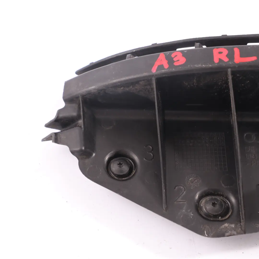 Supporto paraurti posteriore rivestimento sinistro per Audi A3 8P con numero di parte 8P3807393 Audi A3 8P Supporto paraurti posteriore rivestimento sinistro - SKU 8P3807393 - Numero di parte 8P3807393