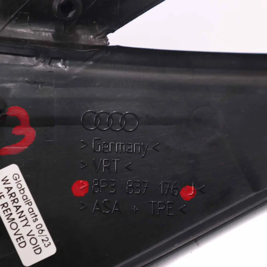 Osłona Zaślepka Lusterka Drzwi Prawa do Audi A3 8P o numerze 8P3837176 Audi A3 8P Osłona Zaślepka Lusterka Drzwi Prawa - SKU 8P3837176 - Numer Części 8P3837176