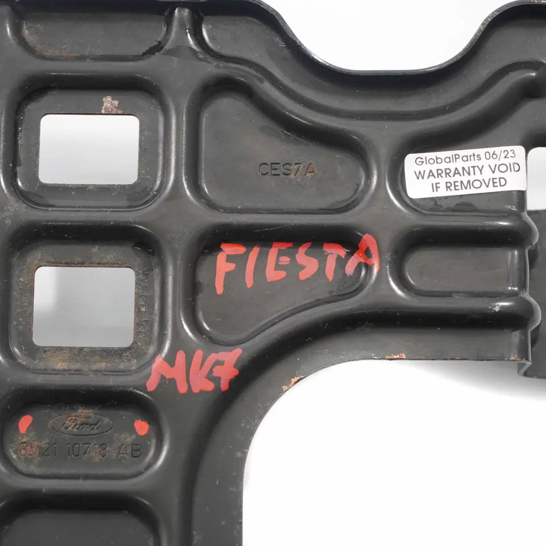 Caja de la Batería Soporte para Ford Fiesta MK7 con número de pieza 8V2110718AB Ford Fiesta MK7 Caja de la Batería Soporte - SKU 8V2110718AB - Número de pieza 8V2110718AB
