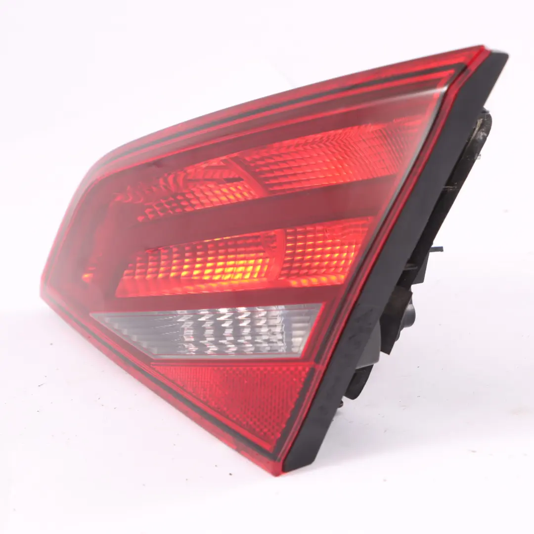 Fanale posteriore interno del bagagliaio destro per Audi A3 8V con numero di parte 8V4945094 Audi A3 8V Fanale posteriore interno del bagagliaio destro - SKU 8V4945094 - Numero di parte 8V4945094